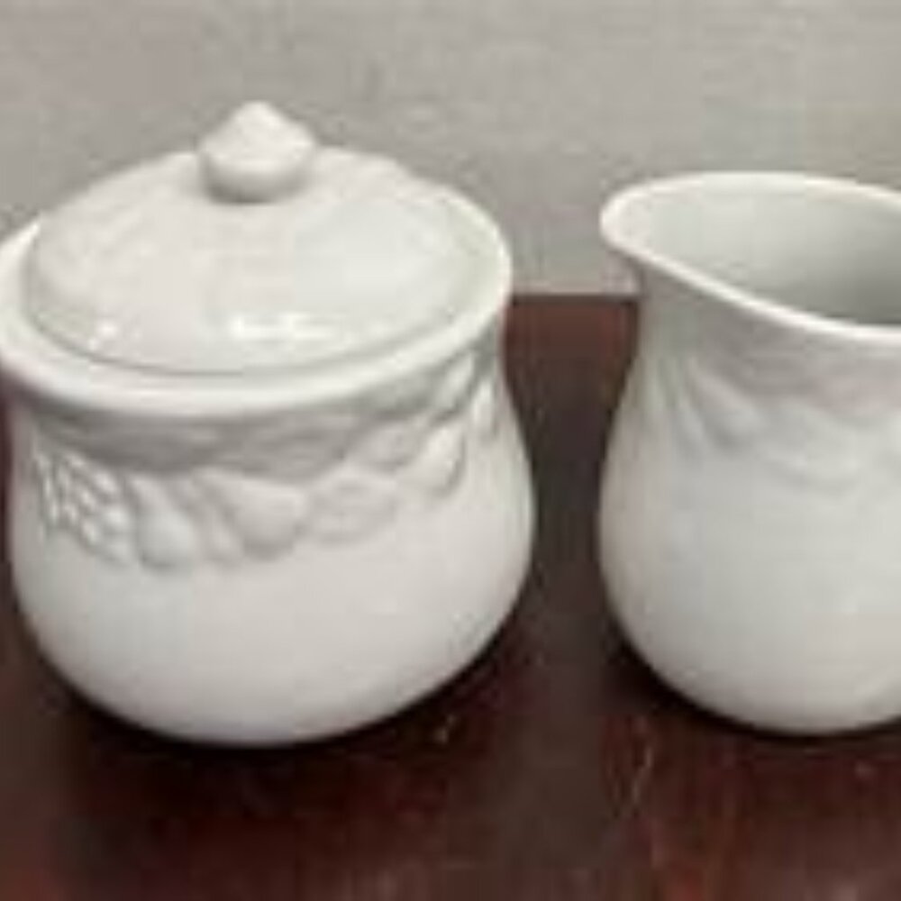 VINTAGE GIBSON CREAMER & SUGAR DISH WITH LID APPLE/GRAPE DESIGN